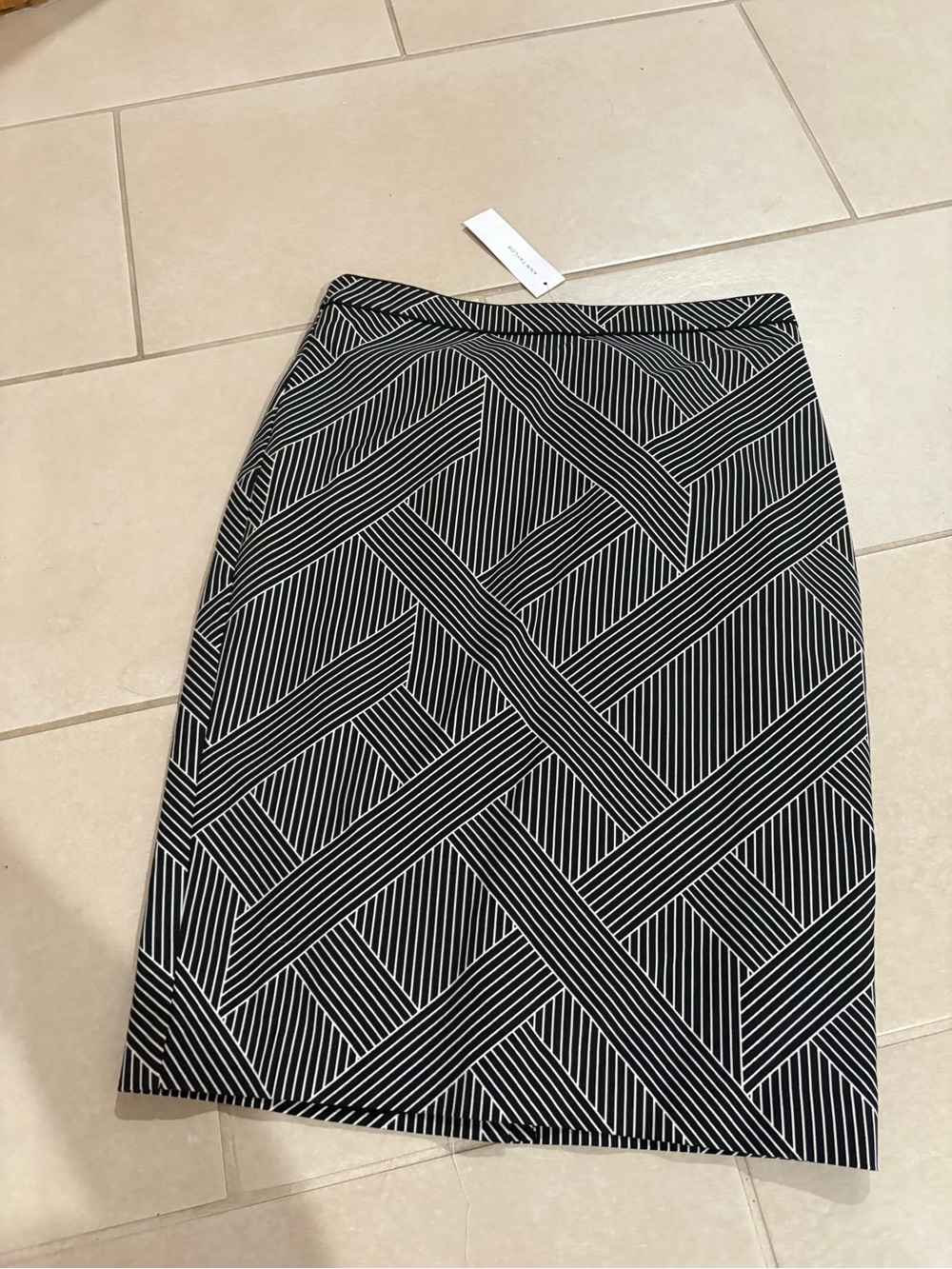 NWT Ann Taylor Black & White Geometric Chevron Striped Pencil Skirt, Size 4
